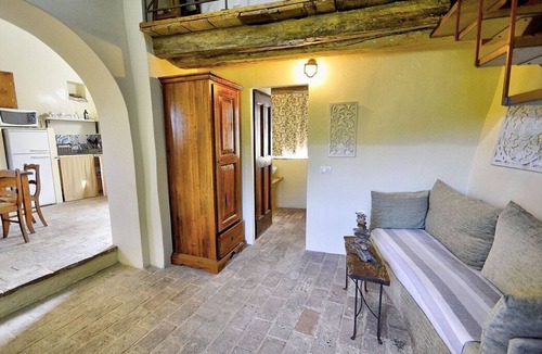 Umbertide House | Villa Cenobio D: A characteristic and welcoming apartment that is part of an ancient country house made of stone, with Free WI-FI.
