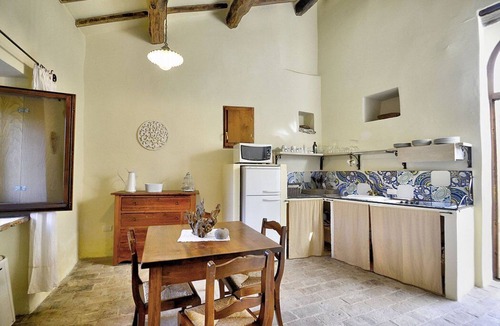 Umbertide House | Villa Cenobio D: A characteristic and welcoming apartment that is part of an ancient country house made of stone, with Free WI-FI.