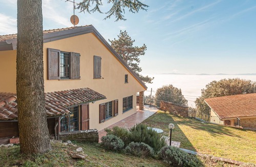 Corciano Villa | Villa 'Con Piscina' with Lake View, Private Garden and Wi-Fi
