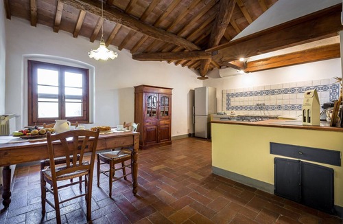 San Pietro in Bossolo Villa | Villa in Fabbrica with 5 bedrooms sleeps 12