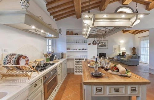 Magliano in Toscana Villa | Villa in Magliano In Toscana with 8 bedrooms sleeps 17