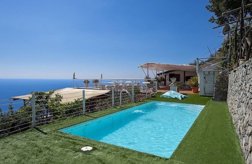 Pogerola Villa | Villa Madreluna: A spacious three-story villa located on the high coast in front of the sea, with Free WI-FI.