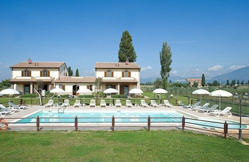 Cannara House | Villa Ornata A: A characteristic and welcoming apartment surrounded by the greenery, with Free WI-FI.