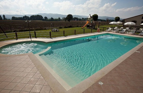 Cannara House | Villa Ornata A: A characteristic and welcoming apartment surrounded by the greenery, with Free WI-FI.