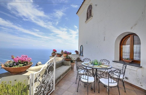 Praiano House | Villa Ridente: A charming two-story independent house which faces the sun and the sea, with Free WI-FI.