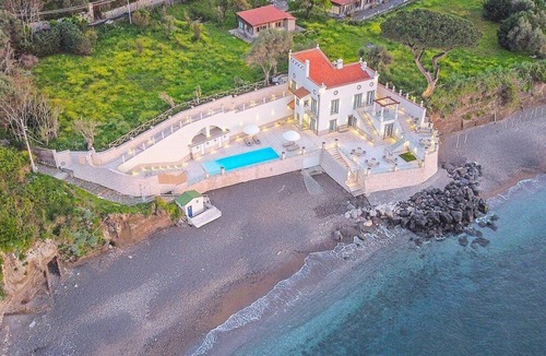 Vico Equense Villa | Villa Sirenea: A splendid and luminous three-story villa located right on the beach, with Free WI-FI.