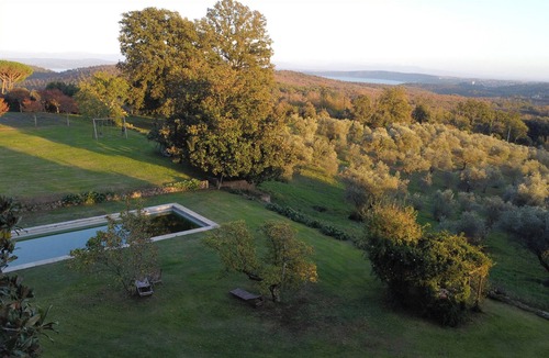 Poggio House | Villa with pine forest and lake view in Tuscia