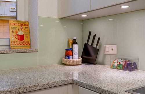 Horgen District Apartment | Warm, cosy 2-BR with balcony & parking · Kilchberg