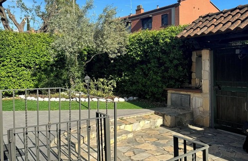 Zona XXVIII Tor de' Cenci Apartment | Wonderful apartment in villa with kitchen, imperial bathroom and big garden