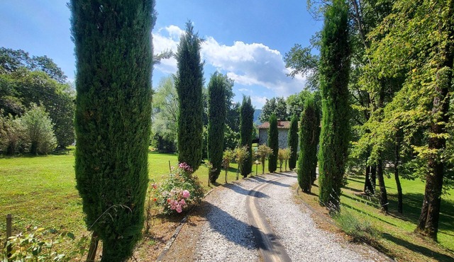 2 traditional cottages let together Private pool. Walk to river. Car charging!
