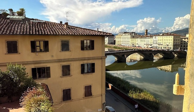 2BR Iconic River Views Deluxe 16th Century Palazzo Fast WIFI Wine