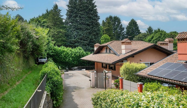 5 bedroom pet friendly home in Stresa