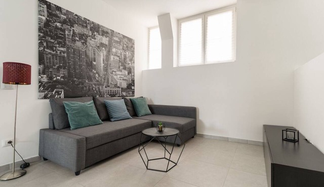 A cozy 60 sqm apartment that sleeps up to 4 people, located on the semi-basement level of a building (accessible via stairs).The neighborhood is well-connected to the city center and major attractions by public transport; the Tolstoj stop on the M4 met