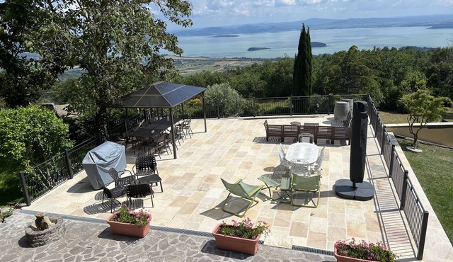 A large farmhouse with views over Umbria/Tuscany with Aircon & streaming WiFi
