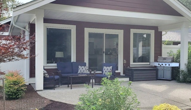 A modern cozy cottage in your own wooded backyard located mid Vancouver Island. in Qualicum Beach