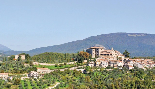 A vacation home built in 1870 in the Lazio region.