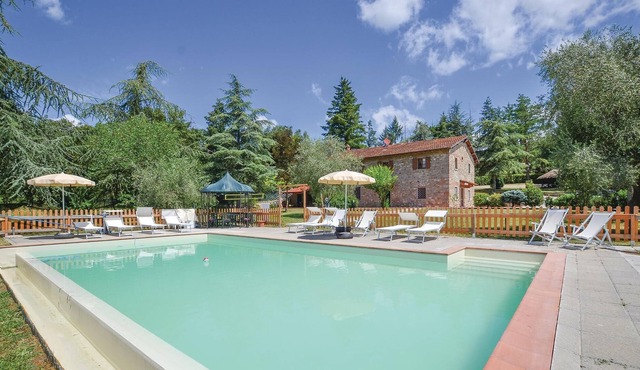 About 2 km from Pratovecchio is located this comfortable country house with pool in a unique panoram