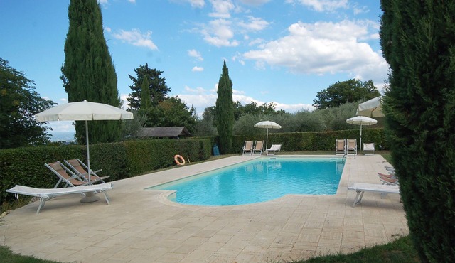 Agriturismo for 4 with a shared pool, by a village