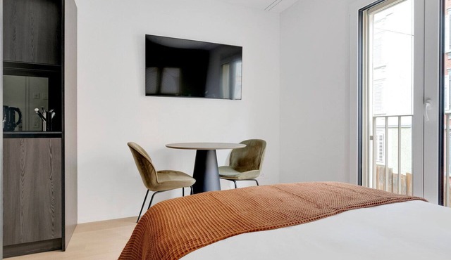 Airy Wiedikon 1.5 Room w/Storage & W/D, 1 min to Market, by Blueground
