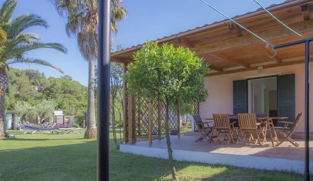 Albero del Pepe 2 with lush garden