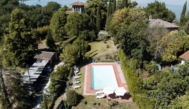 Ancient farmhouse on a hilly and panoramic position, overlooking the Lake of Montepulciano. Ideal fo