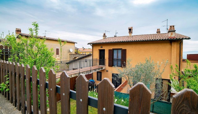 Apartment 'L'angolo Delle More' with Private Garden, Wi-Fi and Air Conditioning