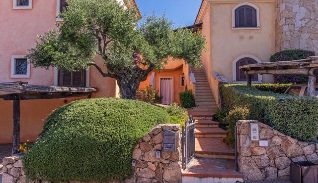 Apartment 'Casa Vacanze Melo' with Private Terrace, Private Garden and Air Conditioning
