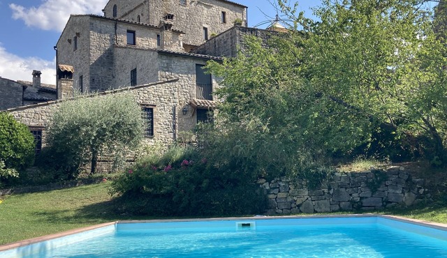 Apartment facing the pool in medieval village with view of Todi