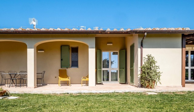 Apartment 'Frantoio' with Shared Pool, Wi-Fi and Air Conditioning