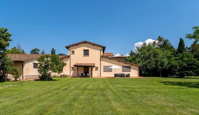 Apartment in Laterina with garden
