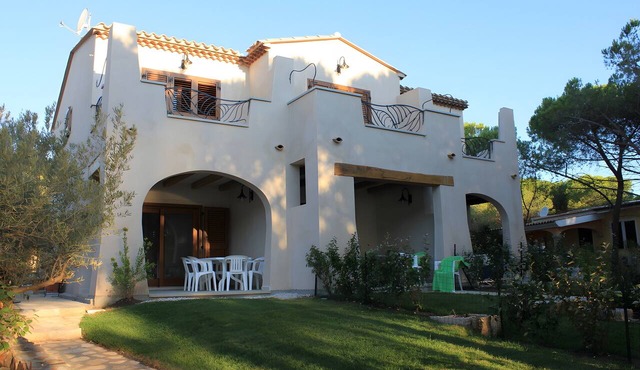 Apartment 'La Corte Degli Ulivi A' with Sea View, Wi-Fi and Air Conditioning