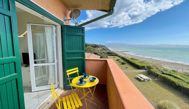 Apartment La Ginestra directly on the beach