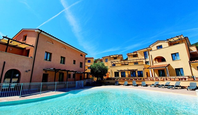 Apartment "La Pergola al Cavo 5" near the beach with pool