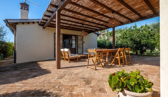 Apartment 'Leccino' with Shared Pool, Wi-Fi and Air Conditioning