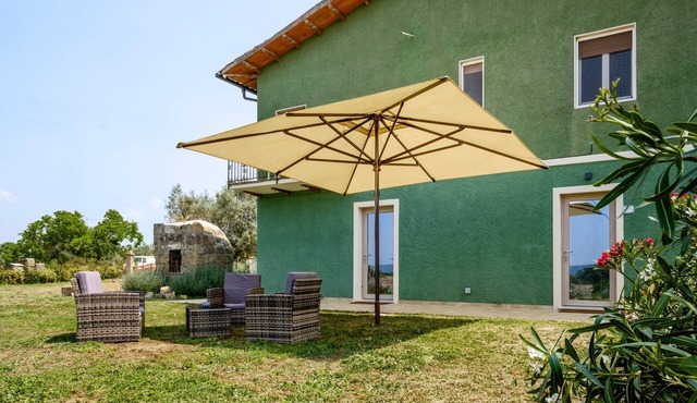 Apartment 'Mimosa' with Shared Garden and Air Conditioning
