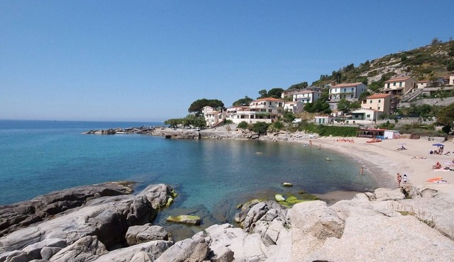 Apartment with large panoramic terrace a stone's throw from the beach