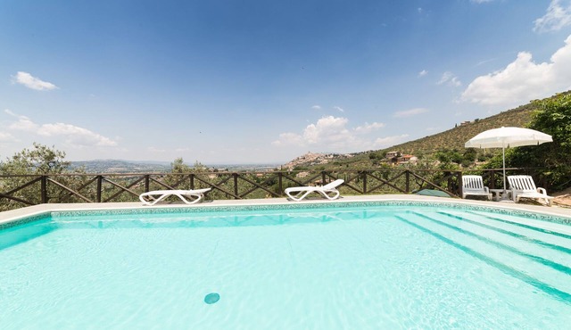 Apartment with pool 20 minutes' drive from Assisi's historic center