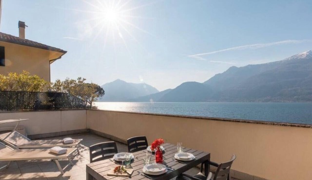 Are you looking for a unique holiday home that offers a breathtaking view of Lake Como? Look no further than this gorgeous condo located right on the beach! With all the facilities needed for a comfortable stay, including air conditioning, wifi, indoor p