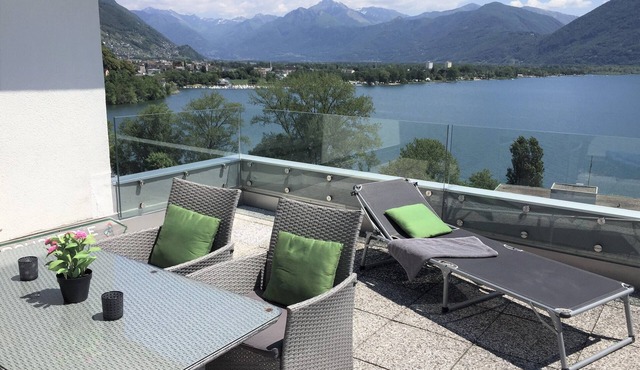 Attica-apartment with spacious terrace and wonderful view near the lake promenad