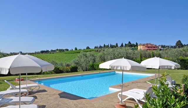 Beautiful apartment for 8 people with WIFI, A/C, pool and panoramic view, close to Greve In Chia.