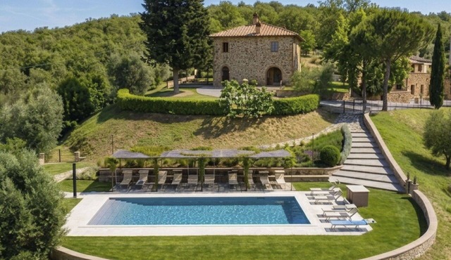 Beautiful apartment for 14 guests with A/C, WIFI, private pool, TV, patio and pets allowed