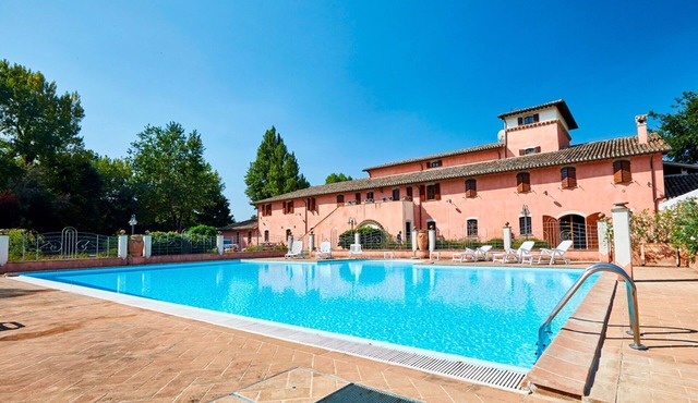 Beautiful apartment for 5 people with WIFI, pool, TV, balcony and pets allowed, close to Spoleto