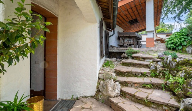 Beautiful apartment in villa for 6 guests with TV, terrace and pets allowed