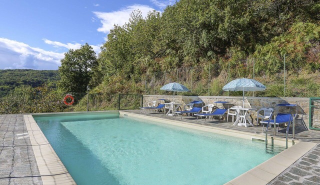 Beautiful apartment in villa for 4 guests with pool, WIFI, terrace and pets allowed