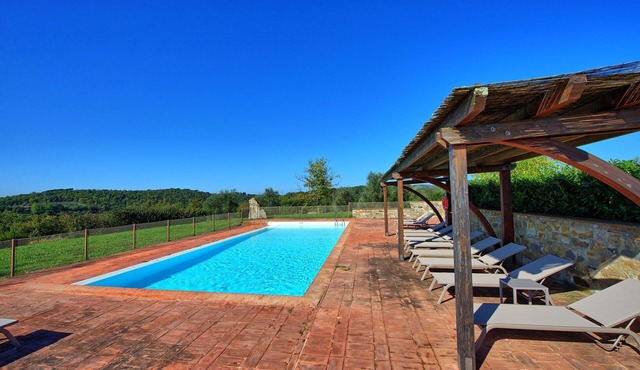 Beautiful apartment for 2 people with A/C, pool, TV and panoramic view, close to Siena