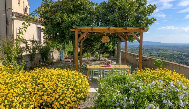 Beautiful private villa for 9 guests with WIFI, TV, patio, pets allowed and panoramic view