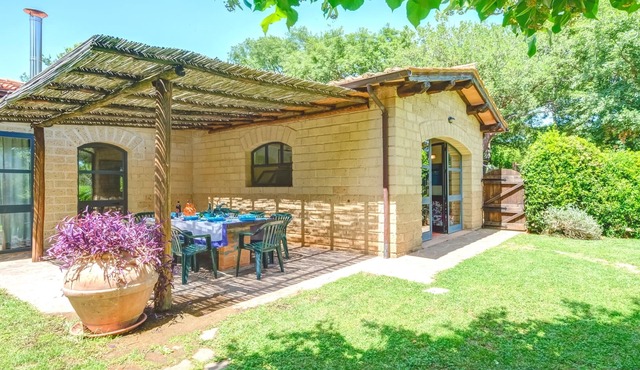 Beautiful, large villa in the Tuscan countryside, near the seacost