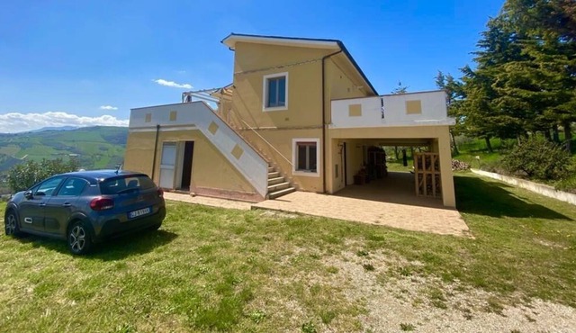 Beautiful mountain view home in Castilenti