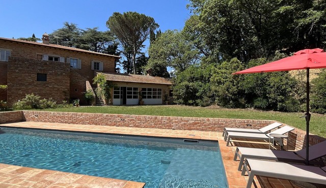 Beautiful private villa for 14 guests with WIFI, sauna, private pool, hot tub, TV and pets allowed