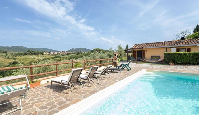 Beautiful private villa with WIFI, private pool, hot tub, TV, pets allowed and panoramic view
